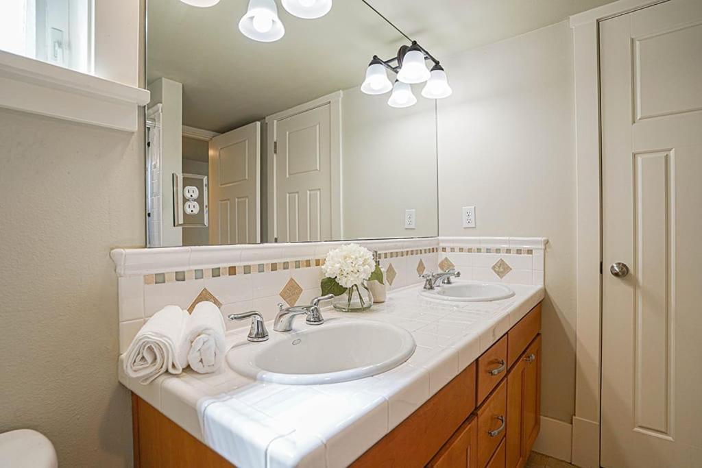 Exquisite Central Townhome With Spacious Loft And Gourmet Kitchen Seattle Buitenkant foto